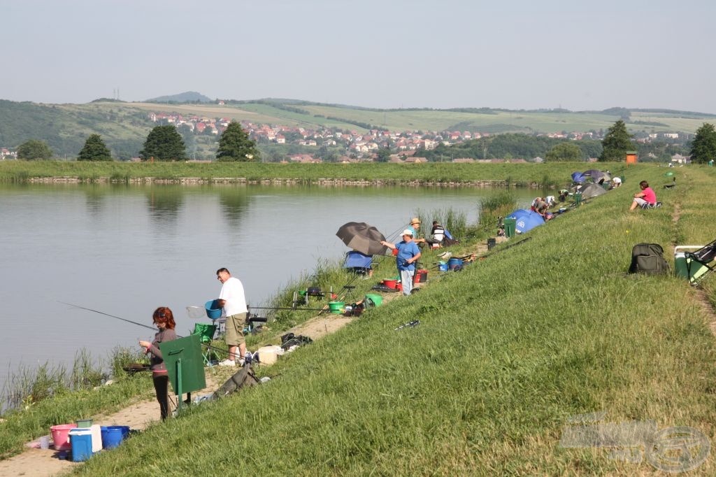 Ragyogó napsütés, alig mozdul a levegő. Folyik a felkészülés