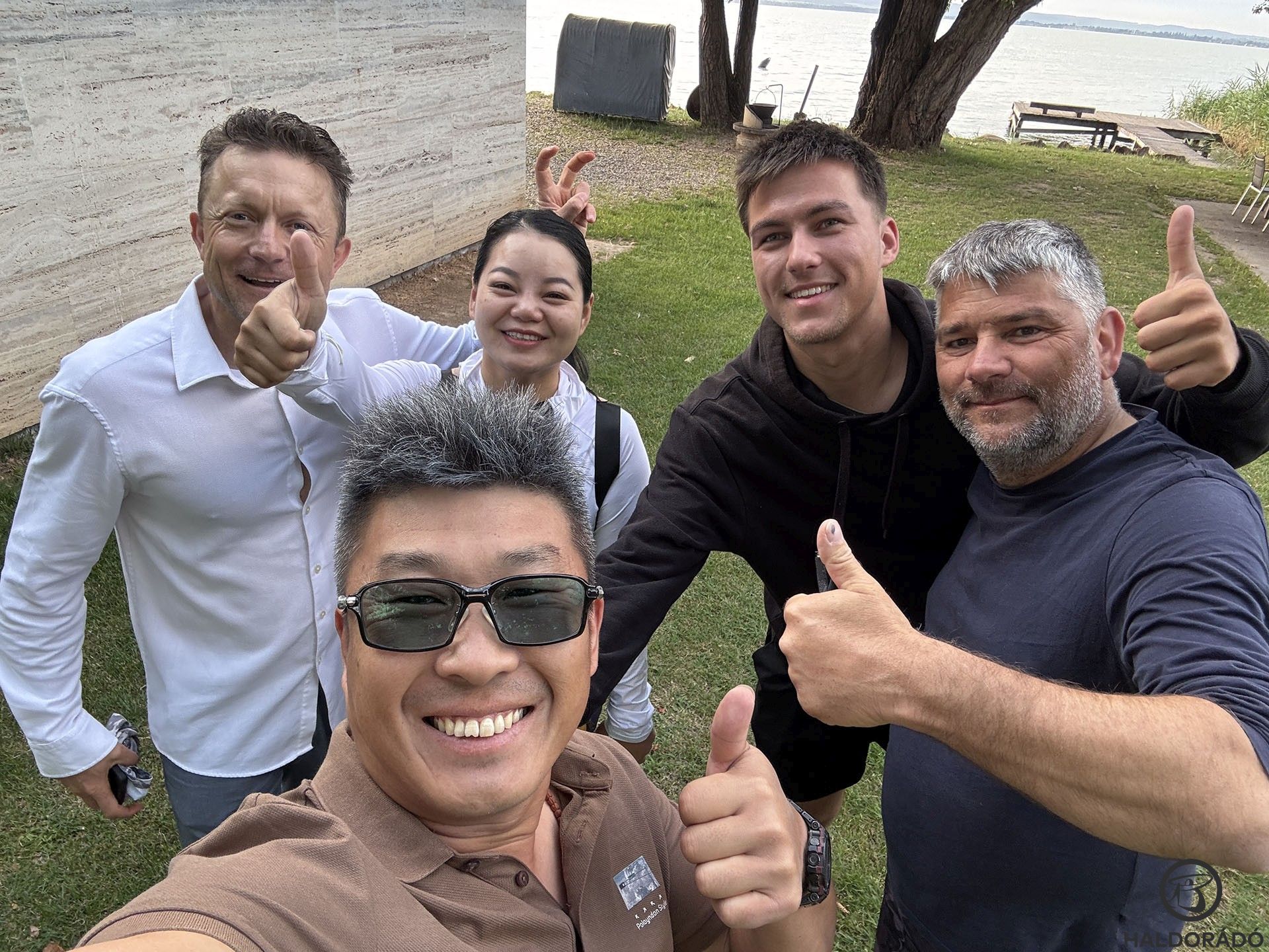 … majd utunkat a Balaton felé vettük, ahol egy lelkes csapat várta, hogy megismertesse Yongcai-t a balatoni nagyponty-horgászattal